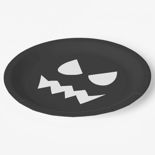Schwarz-Weiß-Beängstigendes Ghost-Halloween-Party Pappteller (Schrägansicht)