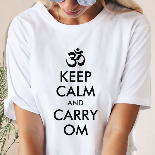 Schwarz-Weiß-Behielt Ruhe und Carry Om T-Shirt