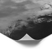 Schwarz-Weiß-Berge in Wolken Poster (Ecke)