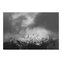 Schwarz-Weiß-Berge in Wolken