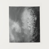 Schwarz-Weiß-Berge in Wolken Wandteppich (Vorderseite)