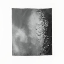 Schwarz-Weiß-Berge in Wolken