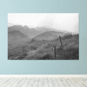 Schwarz-Weiß-Berge Leinwand. Leinwanddruck (Insitu (Holzboden))