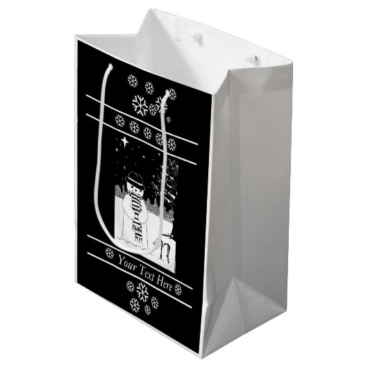 Schwarz-Weiß-Bild des Schneemans bei Weihnachten Mittlere Geschenktüte (Vorderseite Schrägansicht)