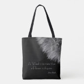 Schwarz-Weiß-Bild eines Kronleuchenkopfes. Tasche (Rückseite)