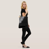 Schwarz-Weiß-Bild eines Kronleuchenkopfes. Tasche (Am Model)