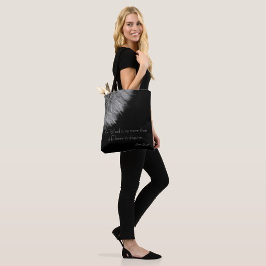 Schwarz-Weiß-Bild eines Kronleuchenkopfes. Tasche (Am Model)