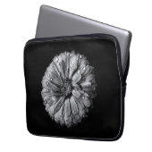 Schwarz-Weiß-Blume 10 Laptopschutzhülle (Vorderseite Links)