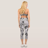 Schwarz-Weiß-Blume Capri Leggings (Rückseite)