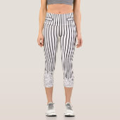 Schwarz-Weiß-Blume mit Streifen Capri Leggings (Vorderseite)