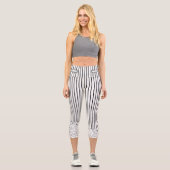 Schwarz-Weiß-Blume mit Streifen Capri Leggings (Vorderseite)