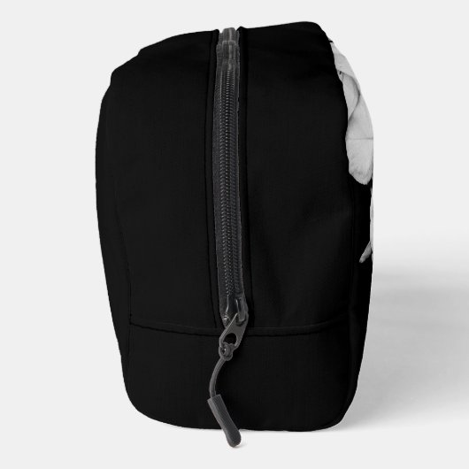 Schwarz-Weiß-Blume nah Waschbeutel (Rechts)