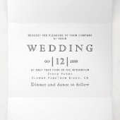 Schwarz-Weiß Blumen Rahmen mit Initialen Hochzeit Dreifach Gefaltete Einladung (Innenseite Mitte)