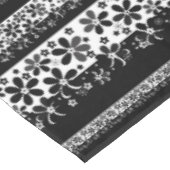 Schwarz-Weiß-Blumen Tischdecke (Schrägansicht)