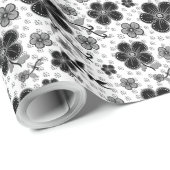 Schwarz-Weiß-Blumendruck Geschenkpapier (Rolleneckpunkt)