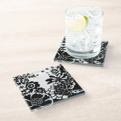 Schwarz-Weiß-Blumengarten Grafisches Muster Glasuntersetzer (Schrägansicht)