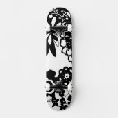 Schwarz-Weiß-Blumengarten Grafisches Muster Skateboard (Vorderseite)
