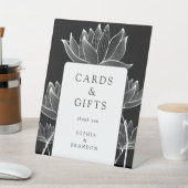 Schwarz-Weiß-Blumenkarten und Geschenke Sockelschild (In SItu)