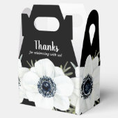 Schwarz-Weiß-Blütenbreite Geschenkschachtel (Geöffnet)
