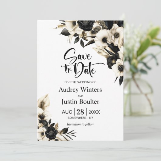 Schwarz-Weiß-Blütenhochzeit retten das Datum Einladung (Stehend Vorderseite)