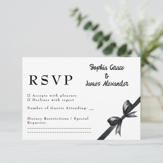 Schwarz-Weiß-Bogen | Elegante Hochzeit | Monochrom RSVP Karte (Stehend Vorderseite)