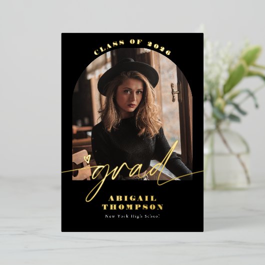 Schwarz-Weiß-Bogen-Foto-Script-Abschluss Folieneinladung (Stehend vorne)