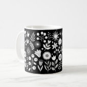 Schwarz-Weiß-Boho-Wildblume Kaffeetasse (Vorderseite Links)