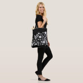 Schwarz-Weiß-Boho-Wildblume Tasche (Am Model)