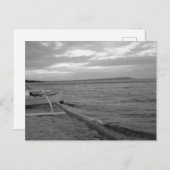 Schwarz-Weiß-Boot am Meer mit sanften Wellen Postkarte (Vorne/Hinten)