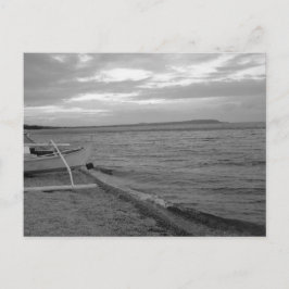 Schwarz-Weiß-Boot am Meer mit sanften Wellen Postkarte