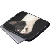 Schwarz-Weiß Boston Terrier blickt nach oben Laptopschutzhülle (Vorne Knopf)