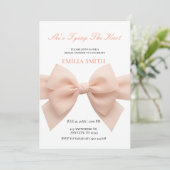 Schwarz-weiß Bow Sie bindet das Brautparty des Kno Einladung (Stehend Vorderseite)