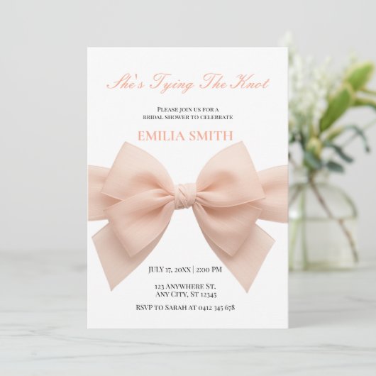 Schwarz-weiß Bow Sie bindet das Brautparty des Kno Einladung (Stehend Vorderseite)