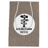 Schwarz-weiß & braun Rustikaler Antler Die Jagd is Mittlere Geschenktüte (Rückseite)