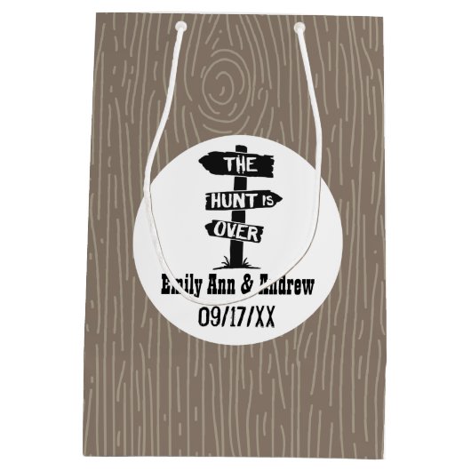 Schwarz-weiß & braun Rustikaler Antler Die Jagd is Mittlere Geschenktüte (Rückseite)