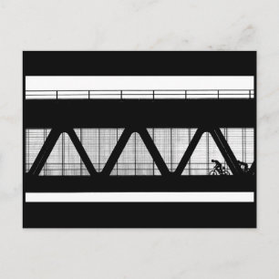 Schwarz-Weiß-Bridge-Biker Postkarte