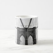 Schwarz-weiß Brooklyn Bridge New York Kaffeetasse (Mittel)