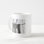 Schwarz-weiß Brooklyn Bridge New York Kaffeetasse (Vorderseite Links)