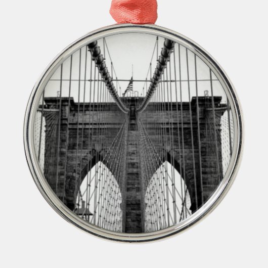 Schwarz-weiß Brooklyn Bridge New York Ornament Aus Metall (Vorne)