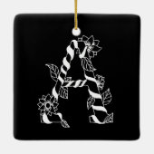 Schwarz-Weiß-Buchstabe "A" mit Twining-Blume Keramikornament (Rückseite)