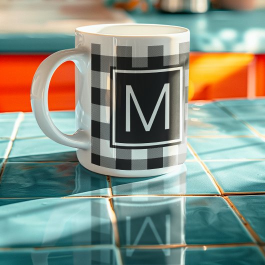 Schwarz-weiß Büffel-Karo Monogramm Kaffeetasse