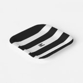 Schwarz-Weiß-Cabana-Streifen Minimal-Monogramm Pappteller (Gewinkelt)