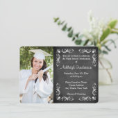 Schwarz-Weiß-Chalkboard Foto Abschluss laden ein Einladung (Stehend Vorderseite)