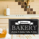 Schwarz-Weiß Chalkboard Stil Signature Bäckerei Holzkisten Schild<br><div class="desc">Diese schlichte Schwarz-Weiß-Holzkunst wurde mit der klassischen Eleganz eines Backschilds im Chalkboard-Stil entworfen und verleiht jedem Raum eine Touch Vintagen Charmes. Egal,  ob es Ihr Familienname oder der Name Ihrer Bäckerei ist,  es kann personalisiert sein und es zu einem wirklich einzigartigen Stück machen.</div>