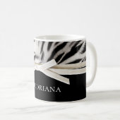 Schwarz-weiß Chic Zebra Print Bow Kaffeetasse (VorderseiteRechts)