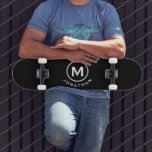 Schwarz-weiß-Classic-Monogramm Skateboard<br><div class="desc">Ein minimalistisches Monogramm-Design mit klassischer Blocktypografie,  die mit Ihrem Namen auf einem einfachen schwarzen Hintergrund beginnt.</div>