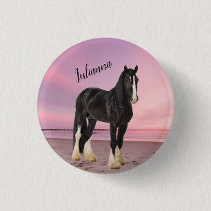 Schwarz-Weiß-Clydesdale am Strand bei Sunset Button