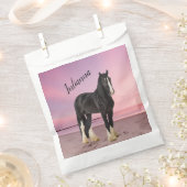 Schwarz-Weiß-Clydesdale am Strand bei Sunset Geschenktütchen (Ausgeschnitten)