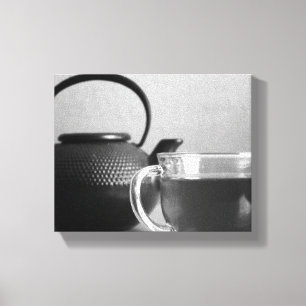 Schwarz-Weiß-Cup of Tea mit Tea Kettle 8x10 Leinwanddruck