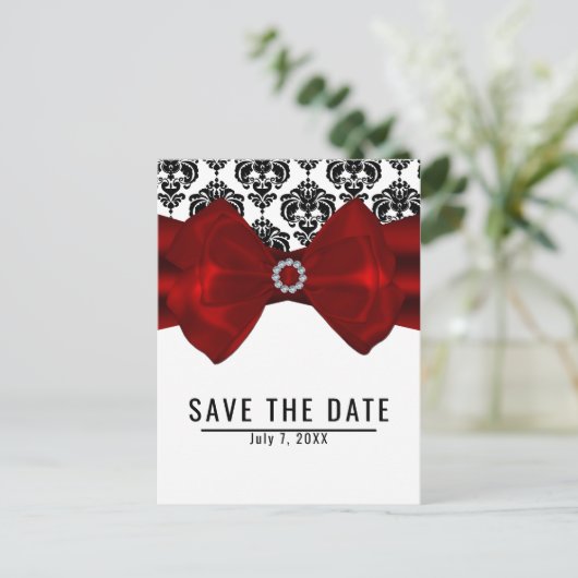 Schwarz-Weiß-Damaskus-Roter Bow-Glam Save the Date Ankündigungspostkarte (Stehend Vorderseite)